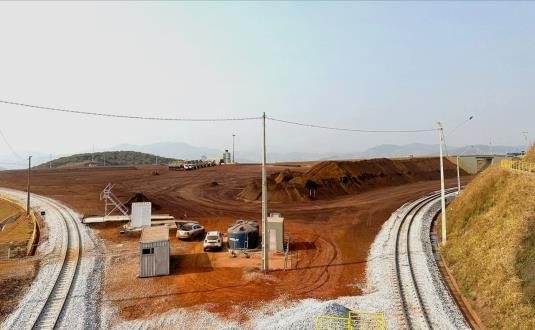 Carregamento de minério em Barão de Cocais, MG — imagem 3 de 4