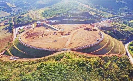 Carregamento de minério em Barão de Cocais, MG — imagem 2 de 4